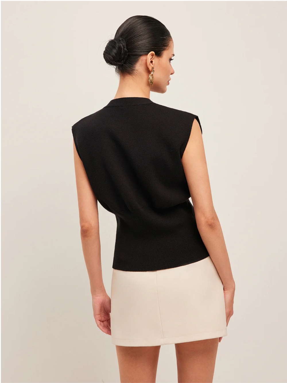 Commense Black V-Neck Buttoned Sweater Vest XS | Quiet Luxury Knit Vest - Picture 4 of 6